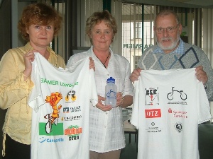 Die Organisatoren der diesj&auml;hrigen Fahrradtour, Marion Zimmer, Bezirksgesch&auml;ftsf&uuml;hrerin der Barmer Gera, Ute Holfert vom F&ouml;rderkreis Radsport Gera und Siegfried Gro&szlig;e vom Radfahrerklub Solidarit&auml;t, pr&auml;sentieren das neue L&ouml;wentour-T-Shirt 2008. (Foto: R.Schulze)