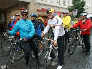 Start zur Barmer L&ouml;wentour 2009 bei widrigem Regenwetter.